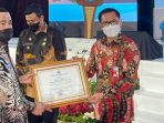 bupati-minut-joune-ganda-dianugerahi-penghargaan-bintang-astha-brata-dari-ipdn_607e42447ada1